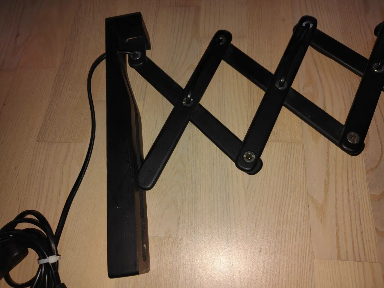 Billede 5 - Flot sortmalet sakselampe