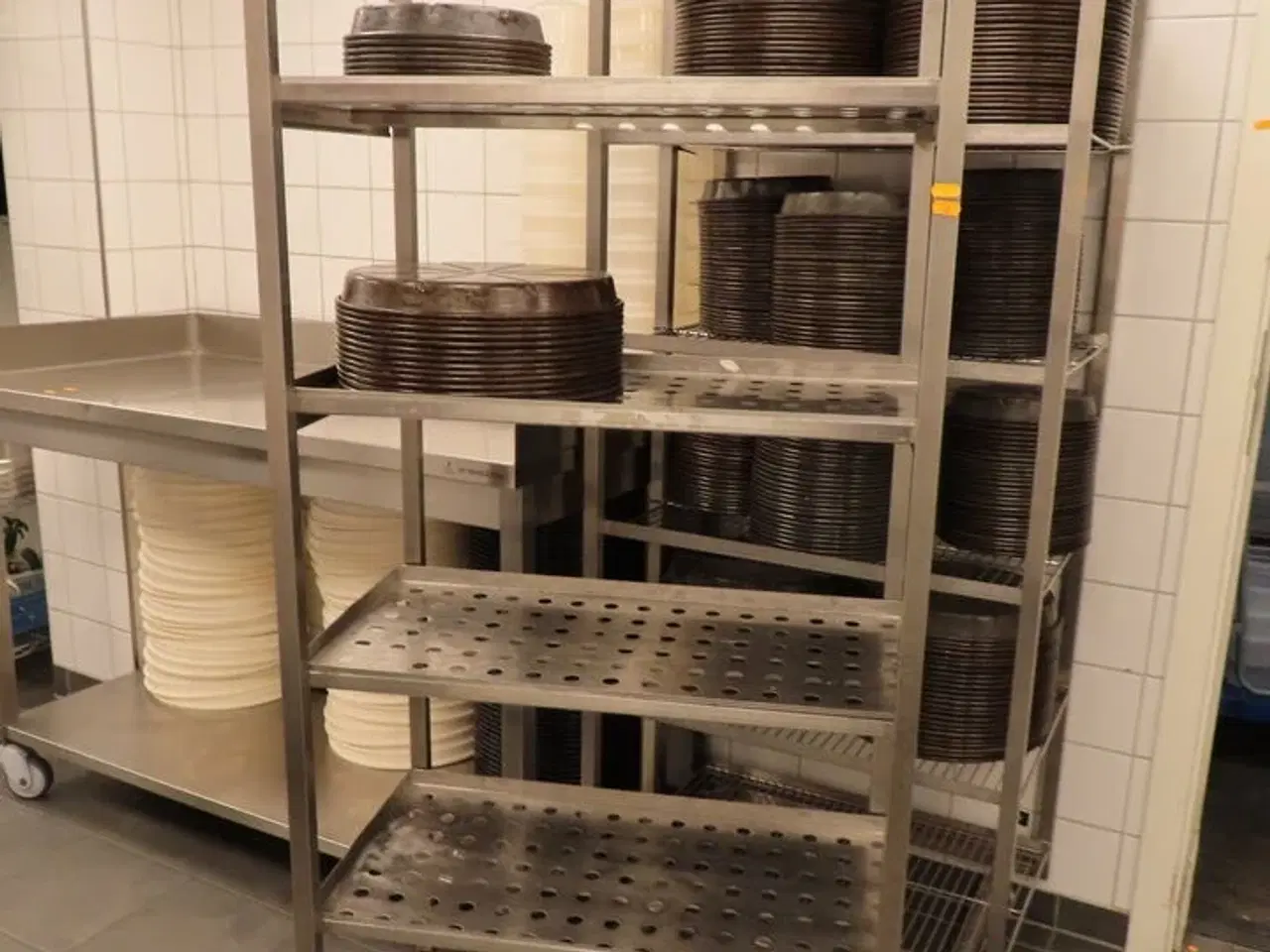 Billede 2 - To reoler på hjul