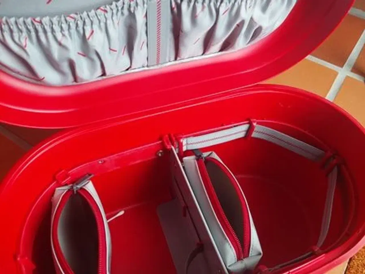 Billede 7 - Samsonite rødt sæt - 2 kufferter og beauty box