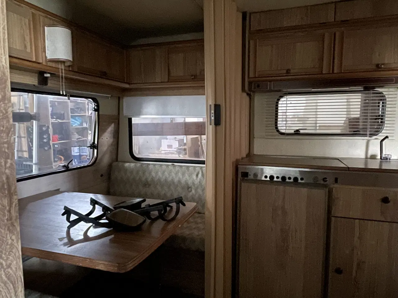 Billede 6 - Campingvogn med køkken og siddegrupper/sovepladser