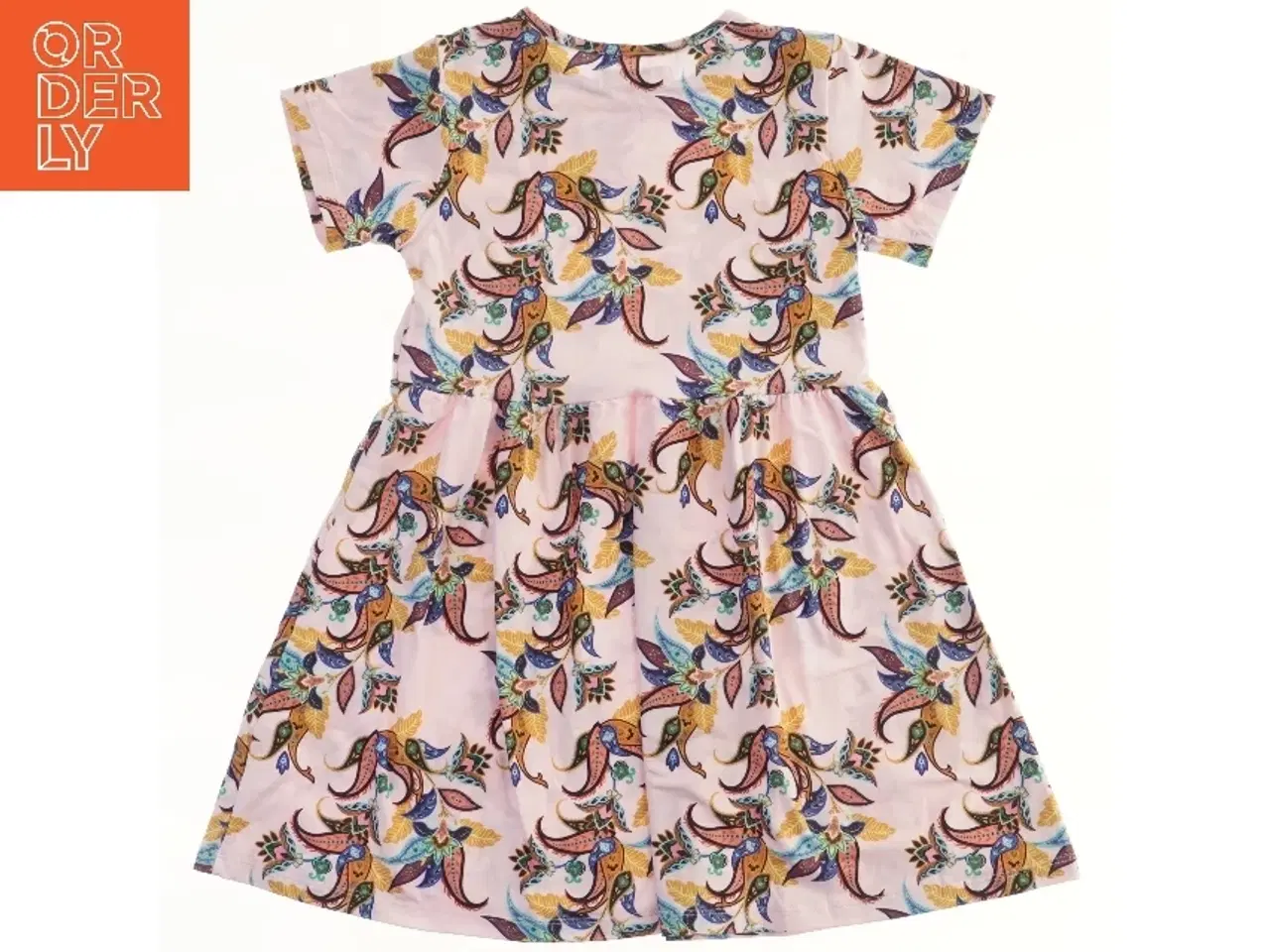 Billede 1 - Kortærmet sommerkjole med blomstermønster fra LIBERTÉ Ami (str. 110)