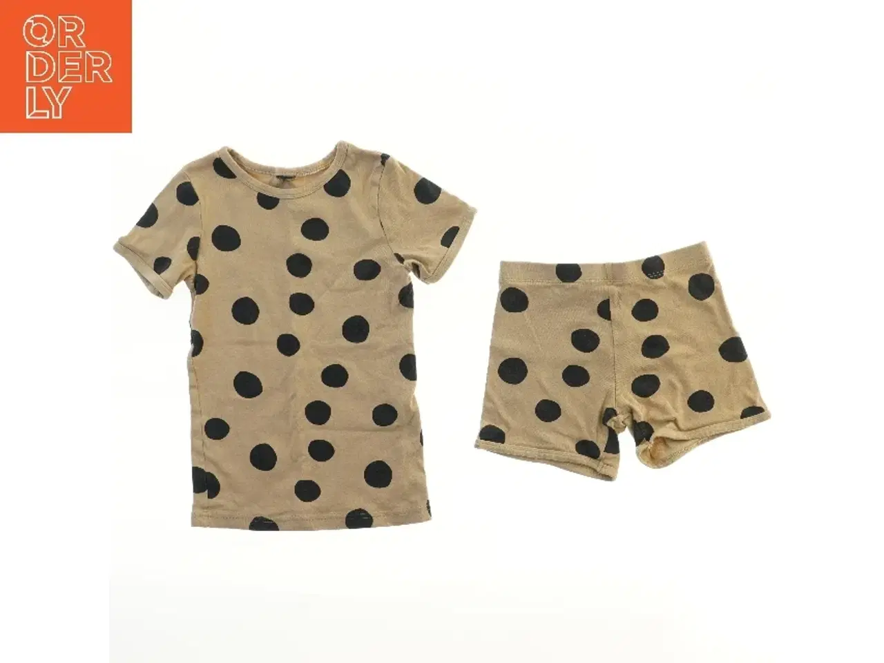 Billede 1 - Prikket sæt med T-shirt og shorts (str. 134)