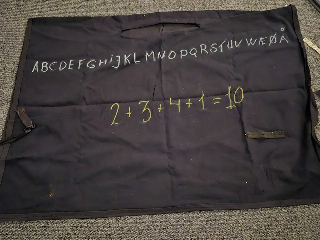 Billede 1 - Sort skole tavle kostume 57*90 cn  Str onesize