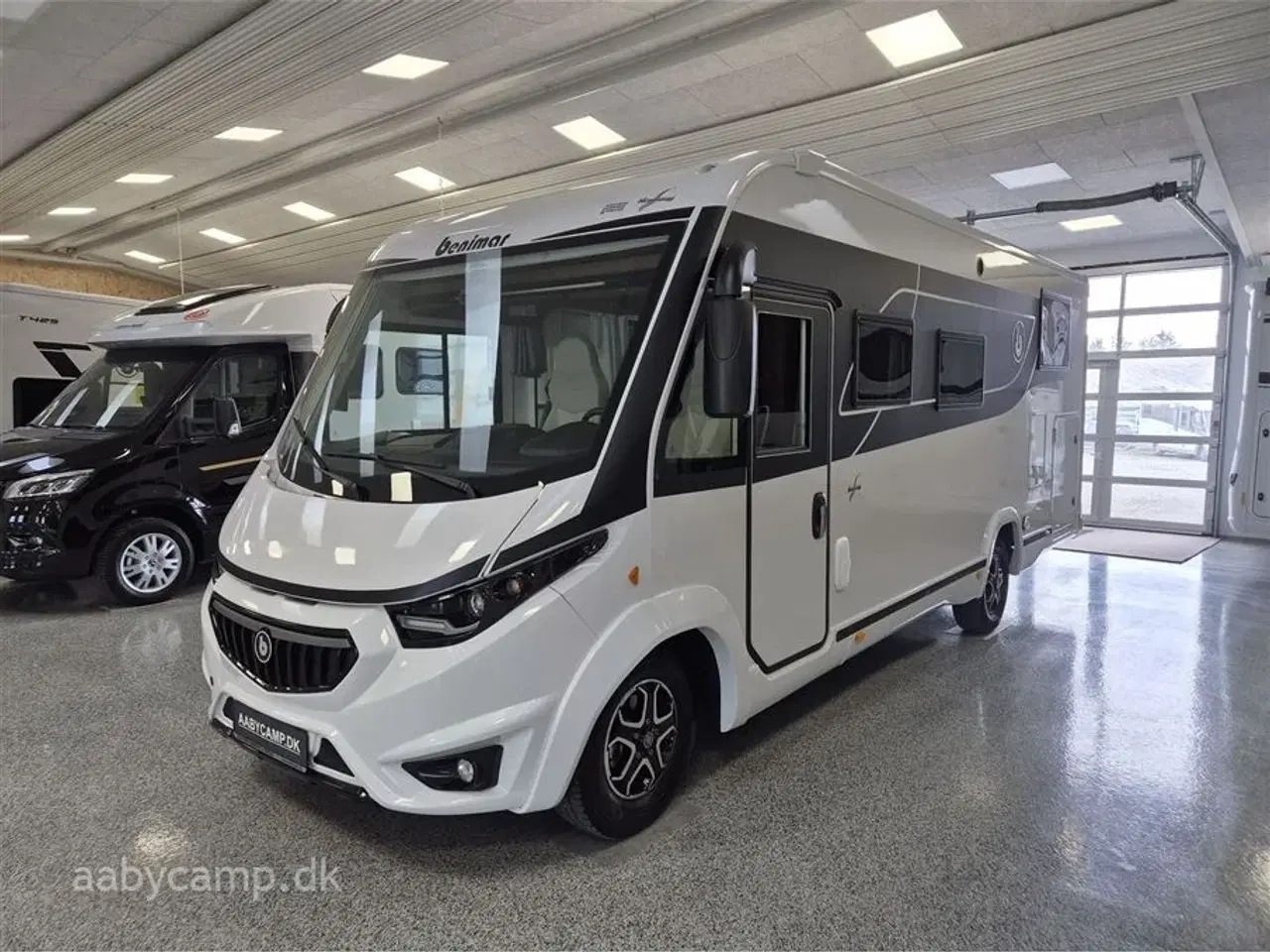 Billede 4 - 2024 - Benimar Amphitryon 967 Northautokapp   Nk.Pakke. Automatgear. solceller. 200Ah Lithium. 2000W inverter. luftundervogn på bagaksel. Hydrauliske støtteben. Alarm. Gasbageovn. Elektrisk tømning af frisk/spildevand. 3m vandfilter. tv samt internet antenne. Kan vejes op til 4400 kg.