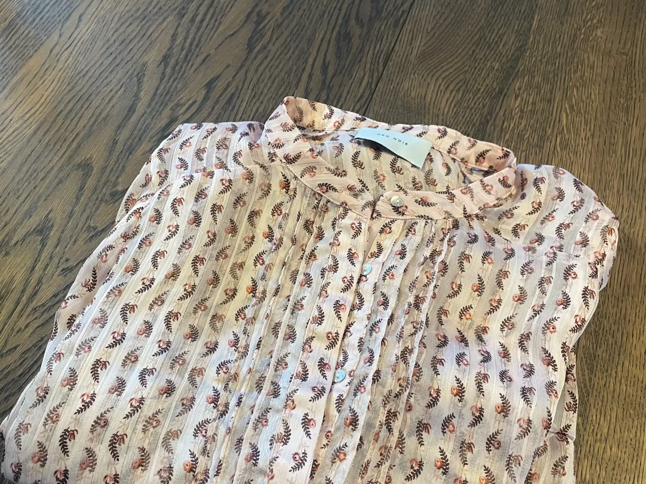 Billede 2 - Elegant Neo Noir skjortebluse.