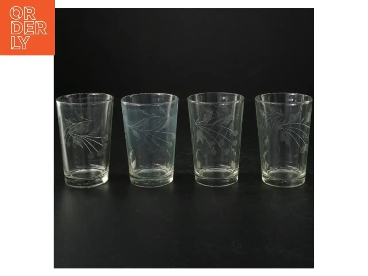 Billede 1 - Grønlige glas med graveret blomstermotiv (str. H. 9,5 cm. ø. 6,5 cm)