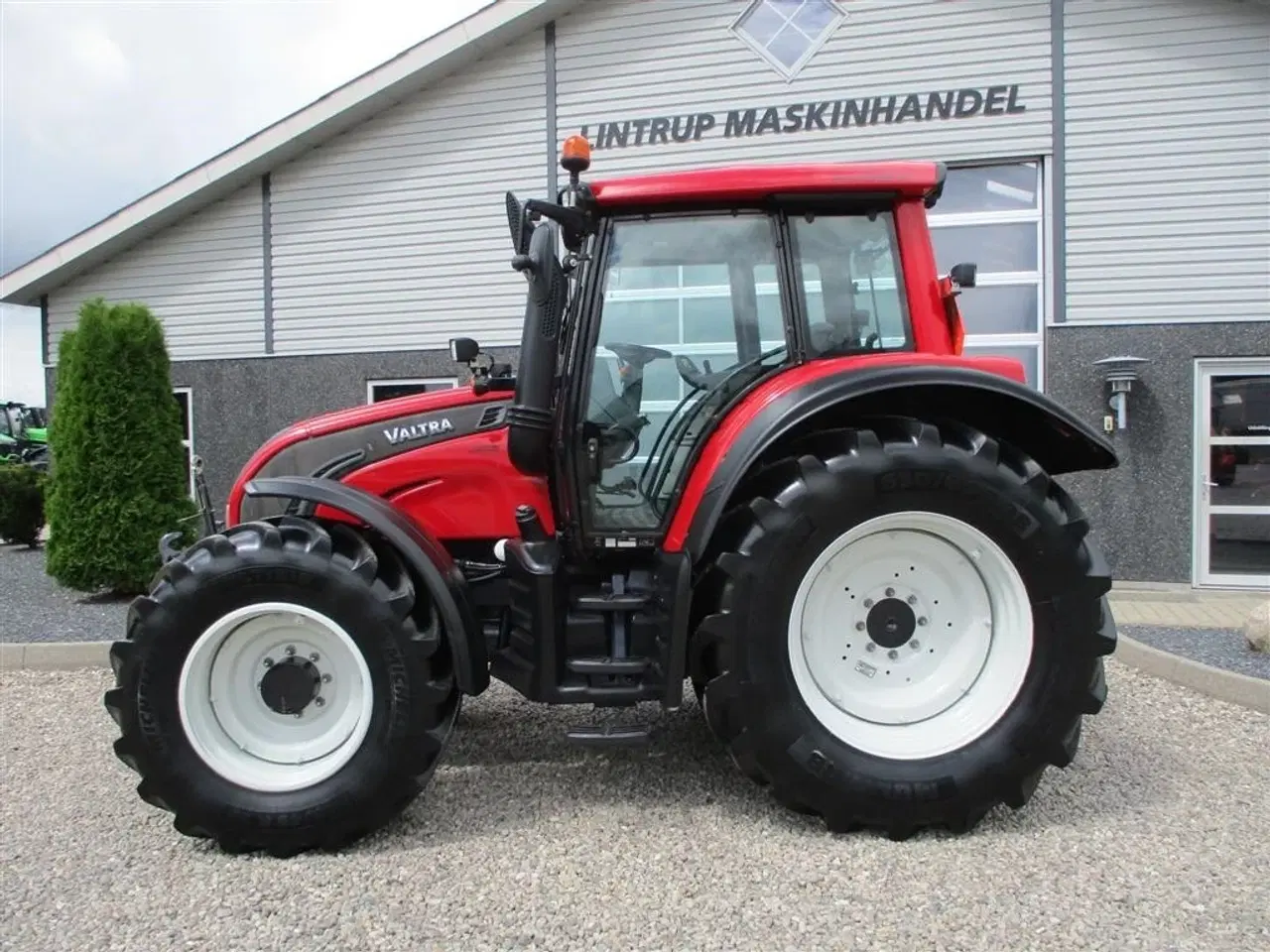 Billede 11 - Valtra N142 Med frontlift