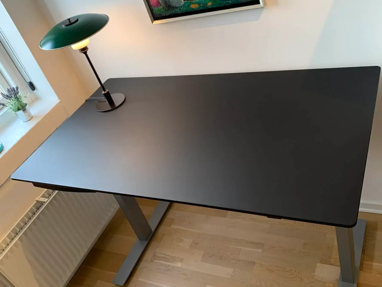 Billede 1 - Hæve-sænke bord med sort bordplade i CUBE Design