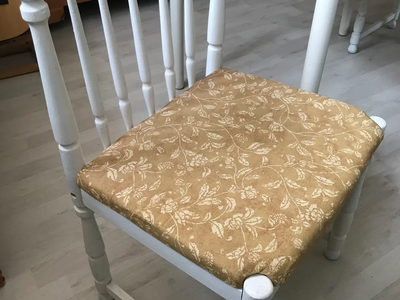 Billede 3 - Spisebord med plader og 2 stole