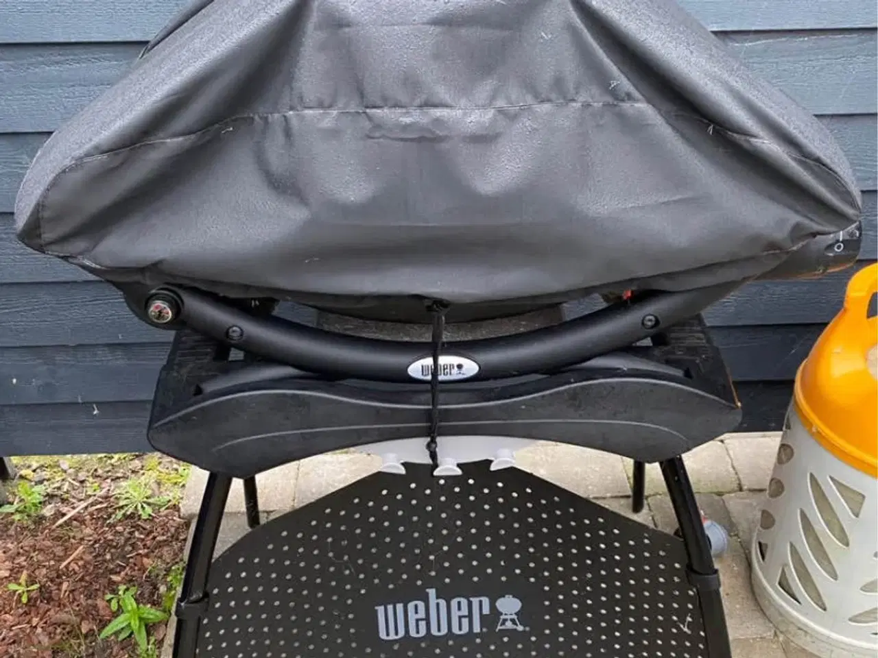 Billede 1 - Gasgrill Weber Q2200 inkl. bord og betræk