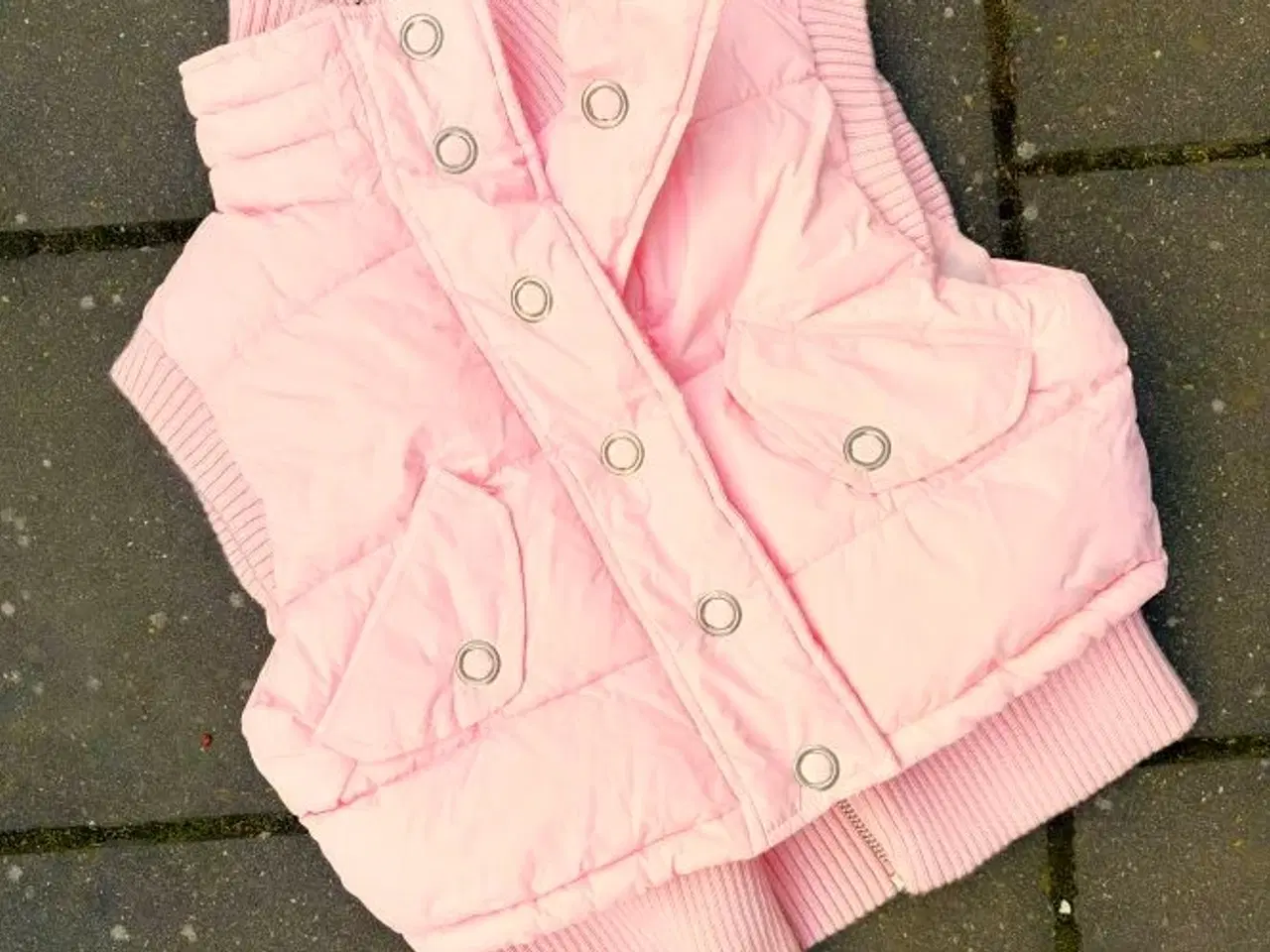 Billede 1 - Lyserød vest med ribkanter