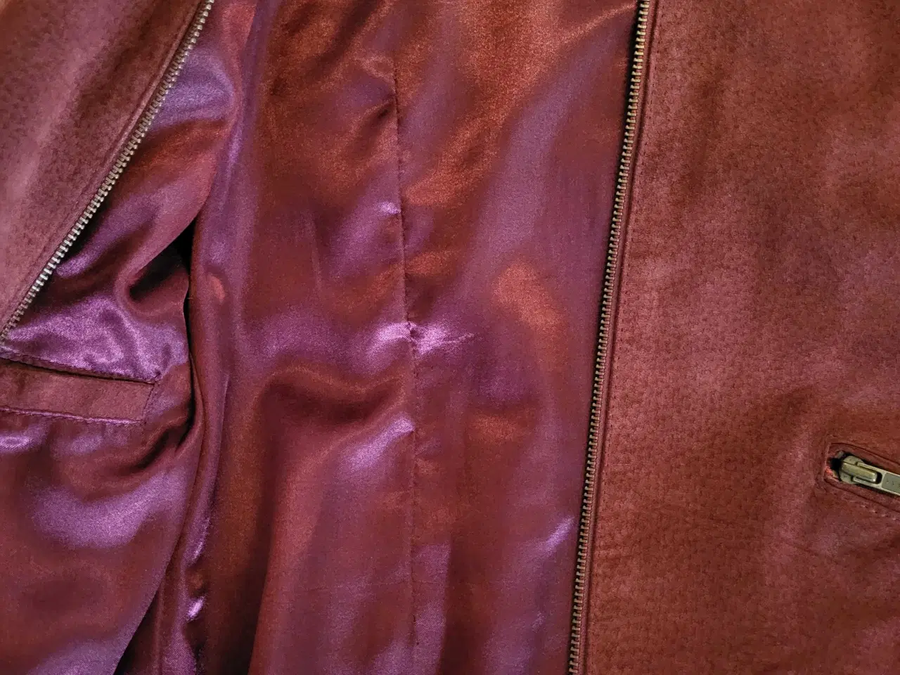 Billede 4 - Vintage ruskinds jakke i vinrød/rosa farve, str. L