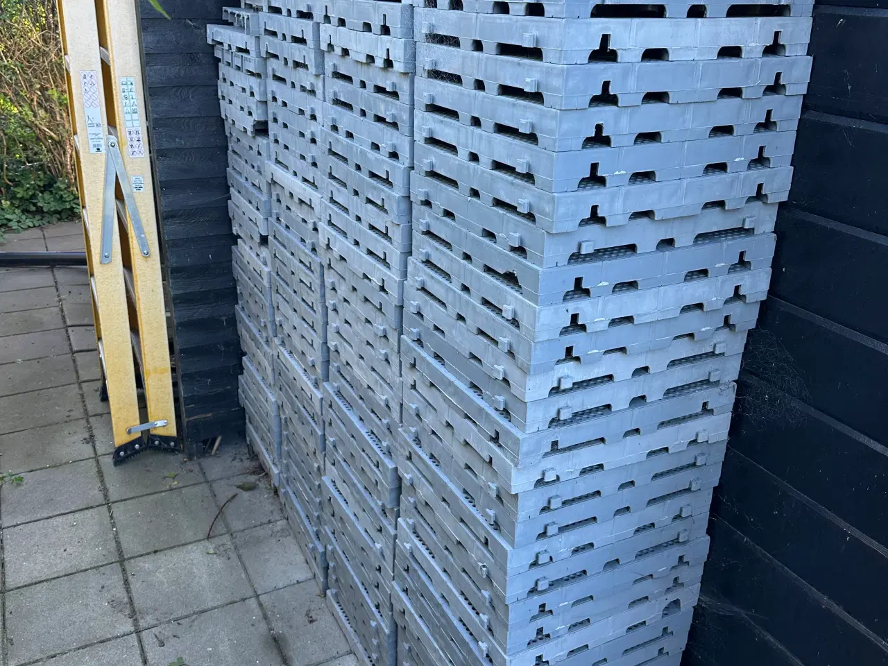 Billede 1 - Gulvflise 40x40x5 cm. 123 Stk. + mange halve 20x40