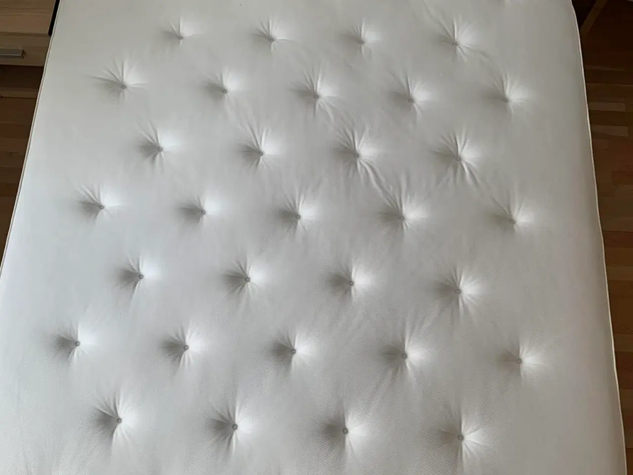 Billede 2 - Næsten ubrugt boxmadras med topmadras 160x200 cm