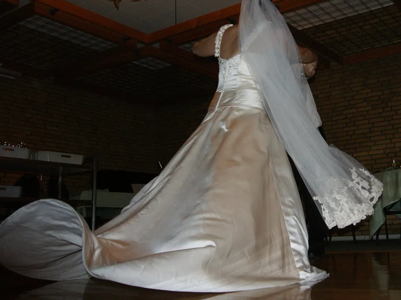 Billede 3 - Skræddersyet brudekjole