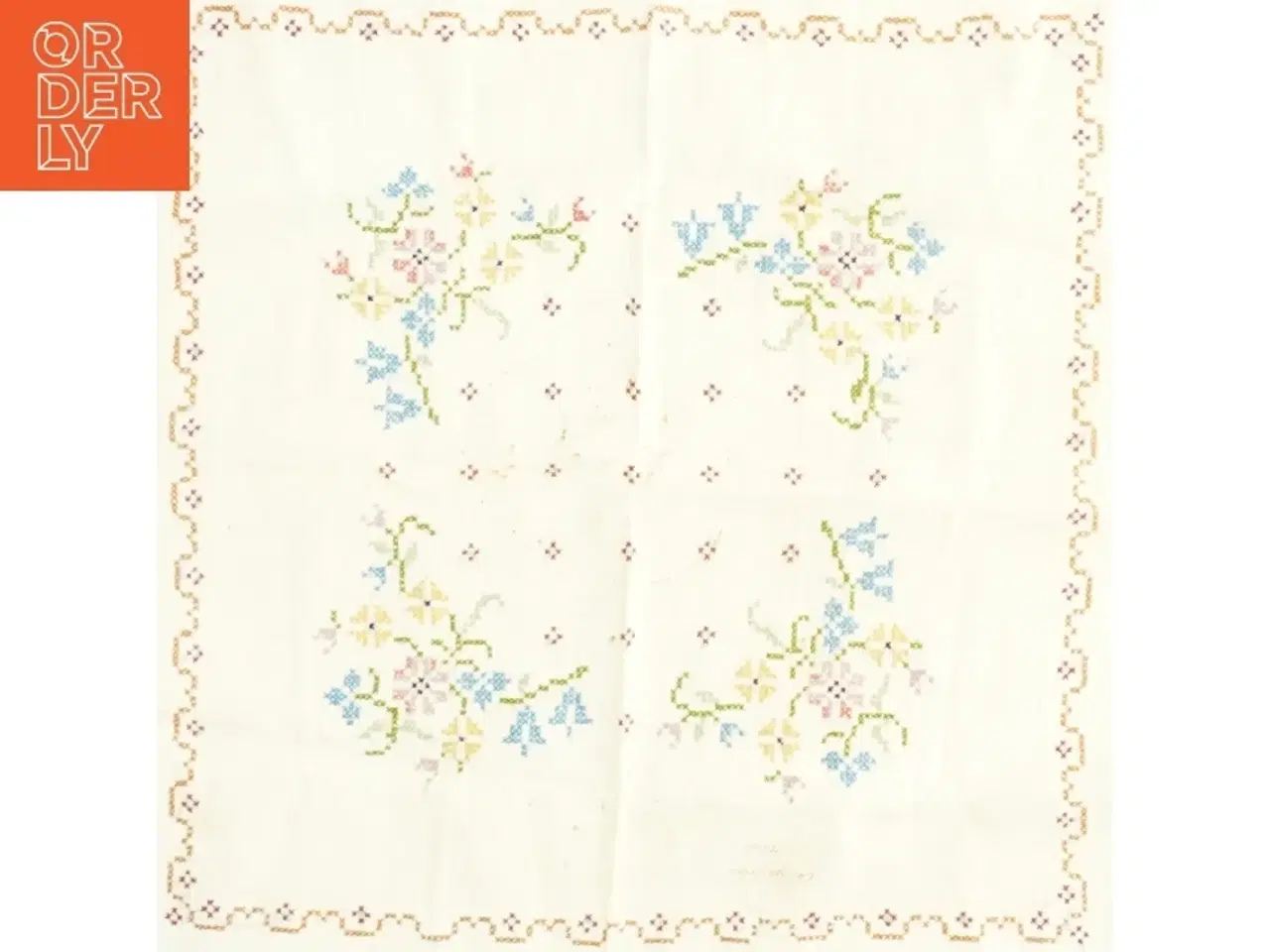 Billede 5 - Broderet dug med blomstermotiver (str. 63 x 65 cm)