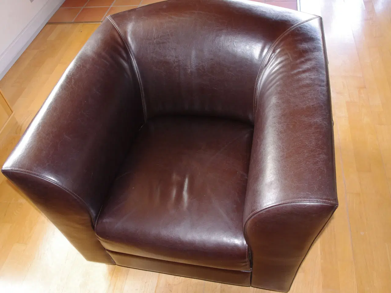Billede 1 - Lænestol i læder med puf