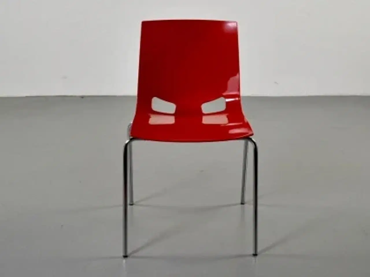 Billede 1 - Skalstol i rød plast med krom stel