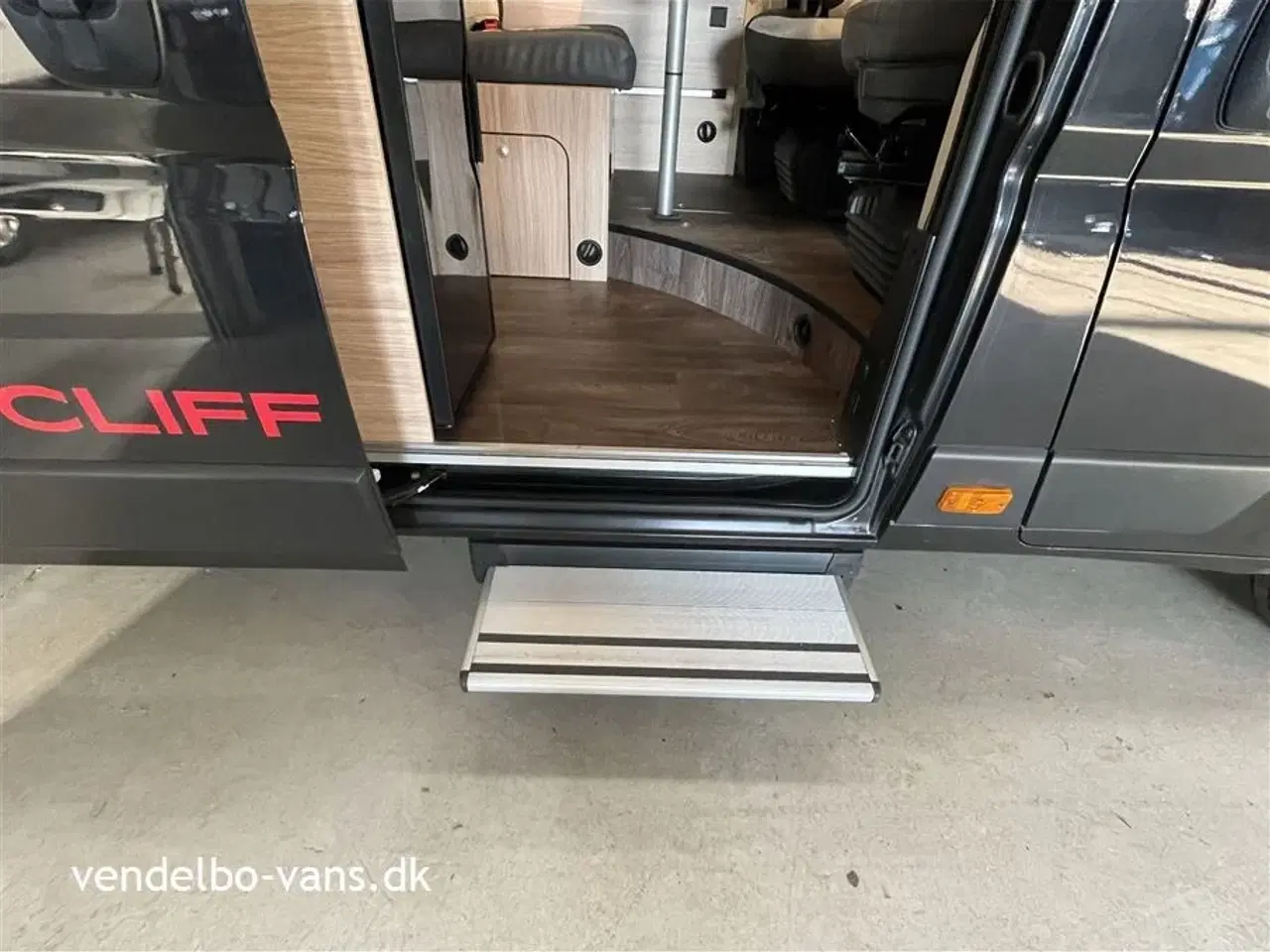 Billede 5 - 2022 - SunLight Cliff 640 Adventure Edition   Let kørt Van model med enkeltsenge og 9 trins automatgear