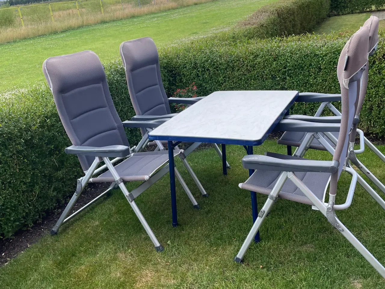 Billede 1 - Campingbord og fire stole 