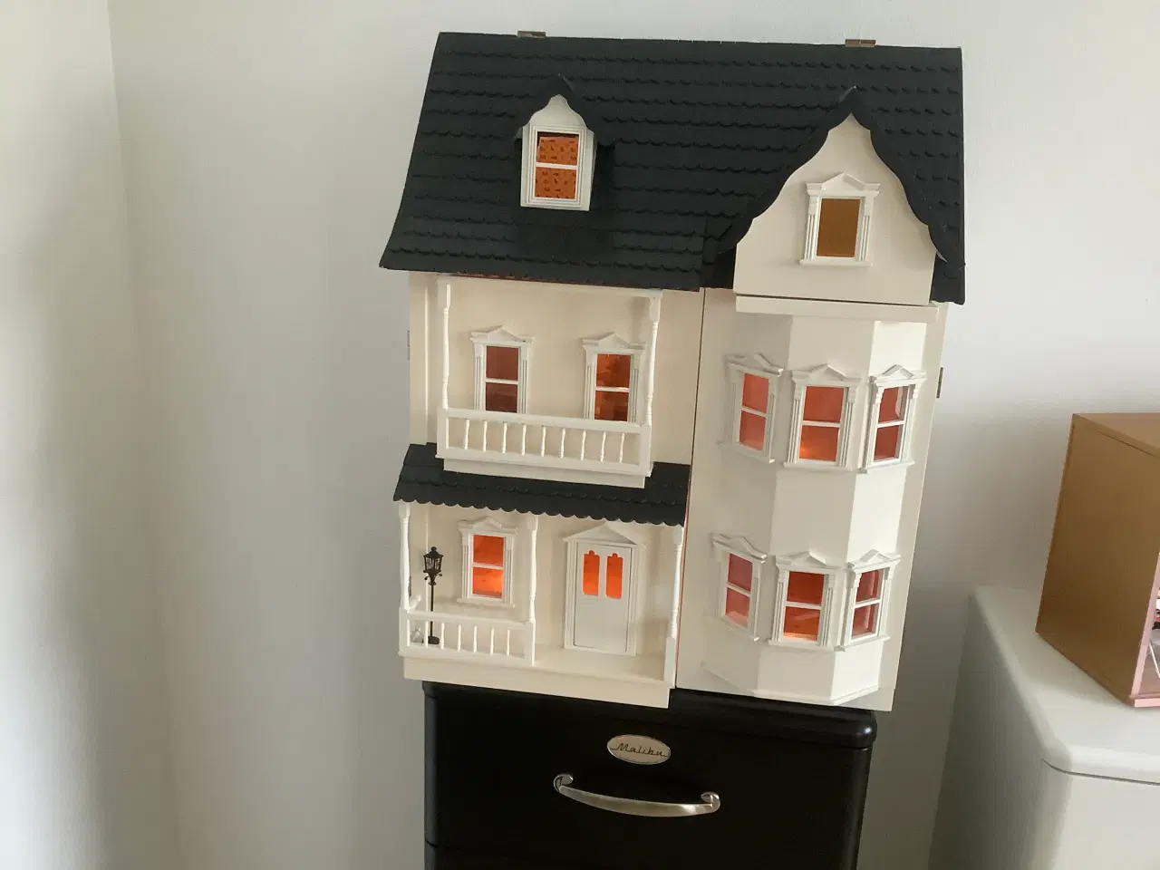 Billede 1 - Dukkehus med lys og adapter 1:12