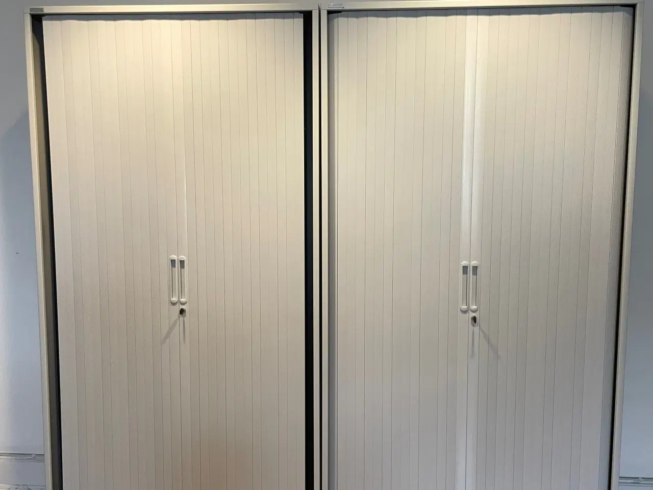 Billede 4 - Byd: Hævesænkeborde, arkivskab, lærred og mapper