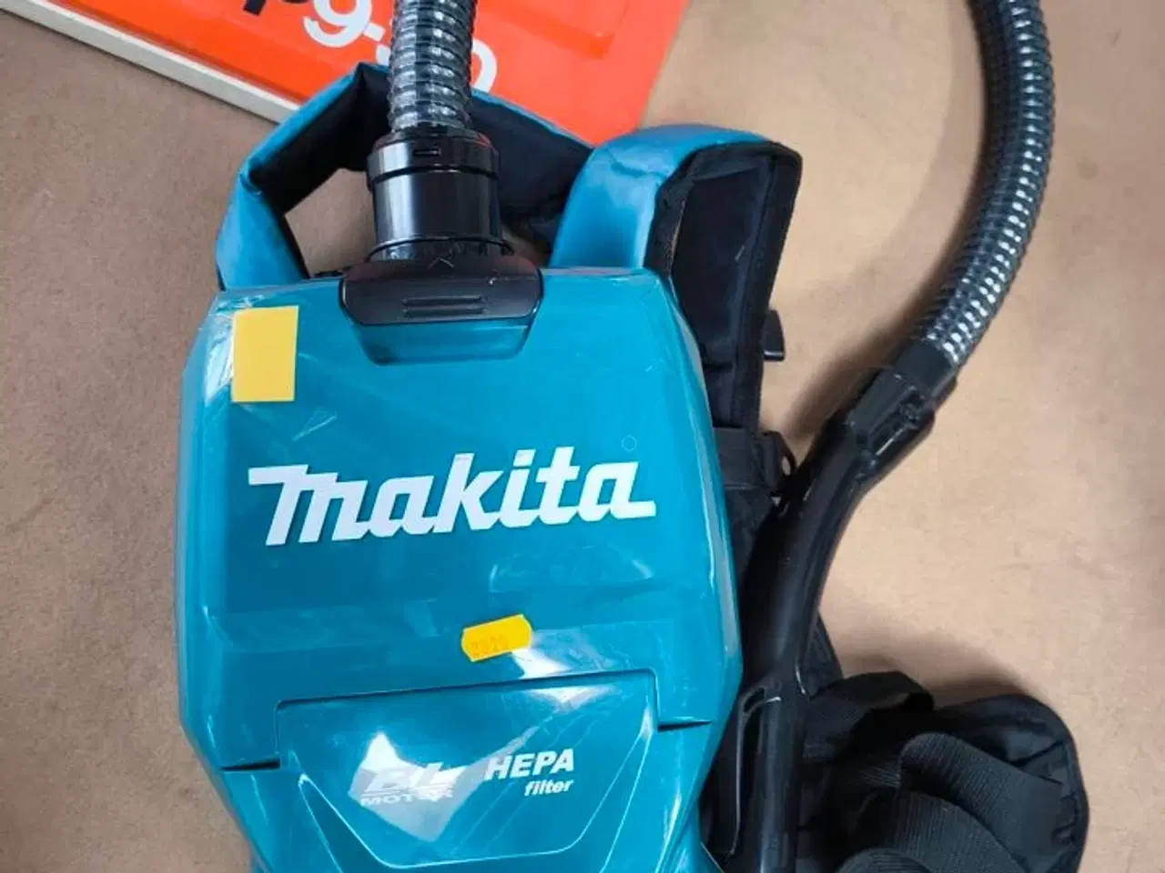 Billede 1 - Rygstøvsuger MAKITA inkl. batterier og lader