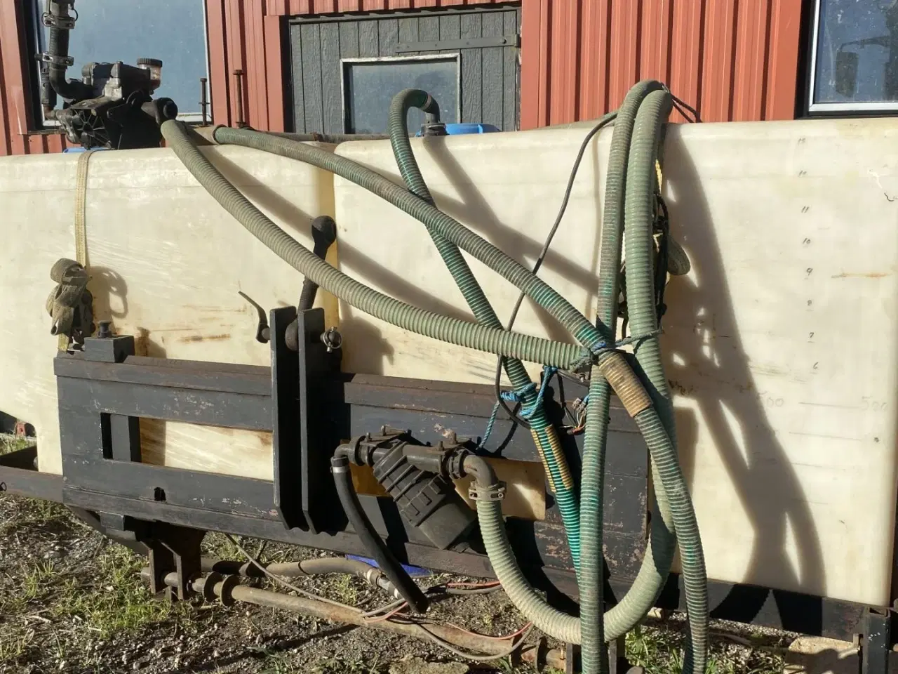 Billede 5 - Becker 12 rækket såmaskine med udstyr til flydende gødning. Fronttank medfølger til prisen.
