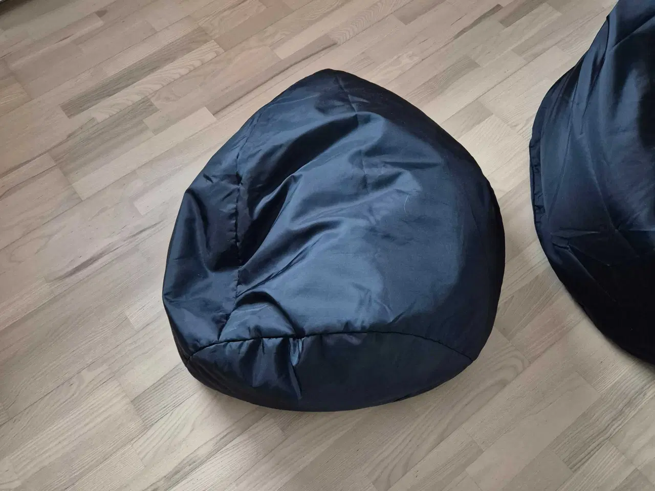 Billede 3 - 2 sækkestole 1 med ryglæn og 1 alm