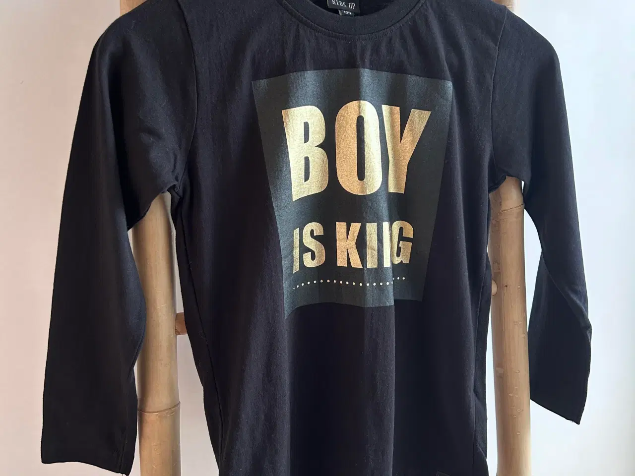 Billede 2 - Kids Up bluse med tryk 'BOY IS KING', str. 128-134