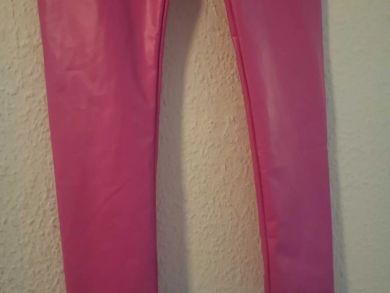 Billede 9 - Sorte & Lyserøde Latex Leggins