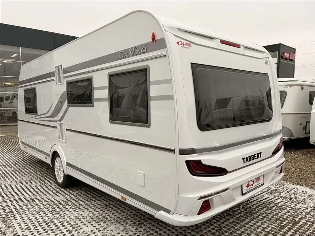 Billede 2 - 2023 - Tabbert Da Vinci 540 E 230   Næsten ny vogn med enkeltsenge og Commodore 3m fortelt. Kan opvejes til 2000 KG