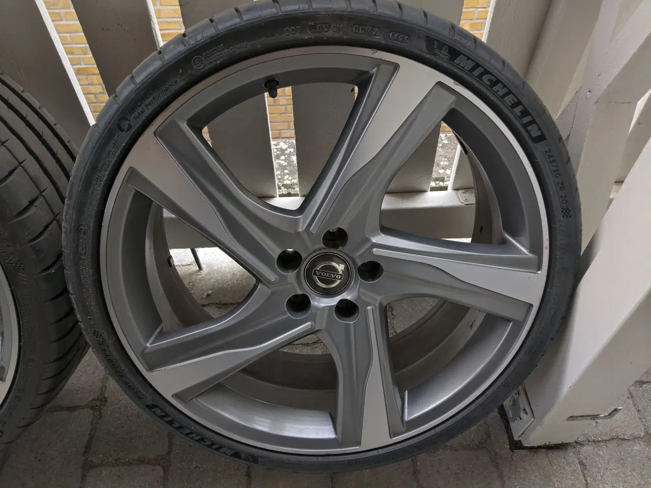 Billede 3 - Alu fælge med dæk