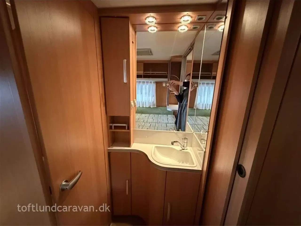 Billede 2 - 2008 - Wilk S3*** 490 HTD 1 ejers, SUPERFLOT med dobbeltseng, m/MOVER, gasbageovn mv. ET GODT TILBUD.