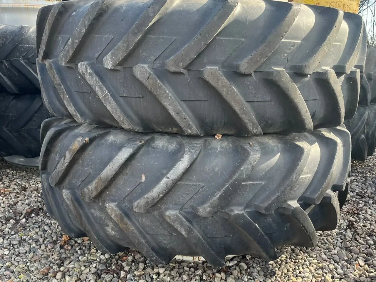 Billede 5 - Michelin 20.8R38 med ring og 12stk låse.80% dæk i Michelin