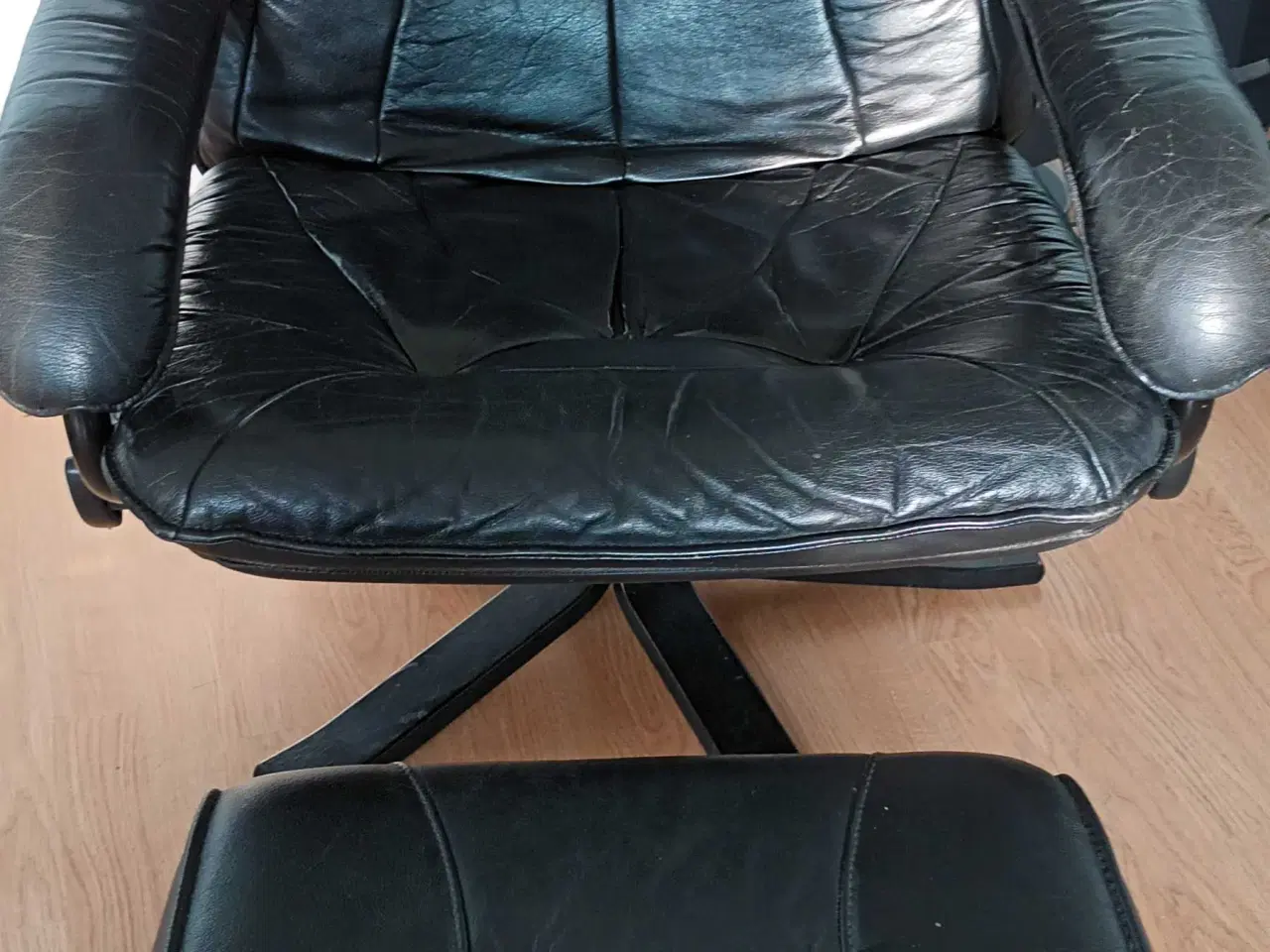 Billede 2 - Højrygget læderstol med fodskammel