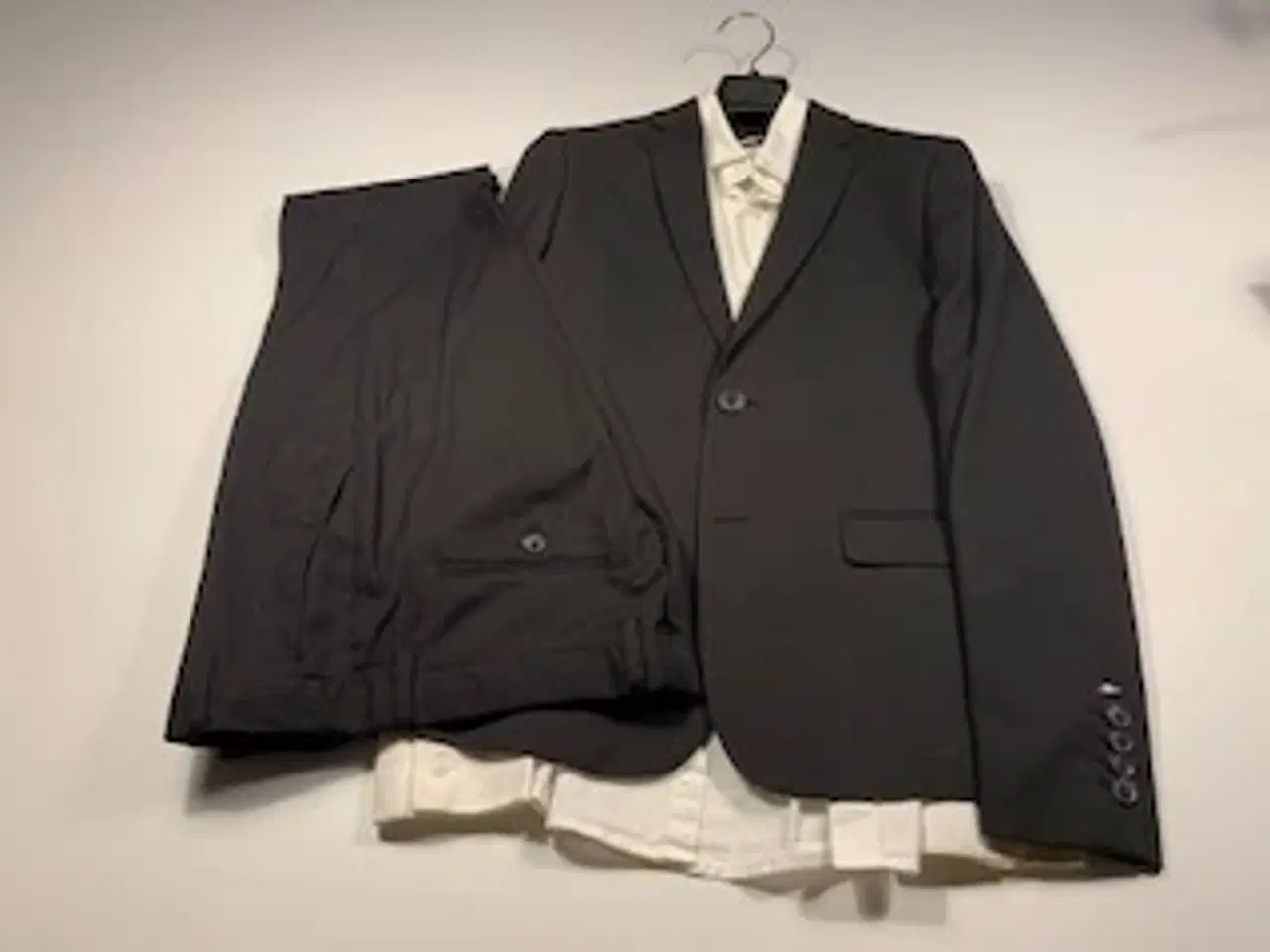 Billede 1 - Konfirmationstøj i perfekt stand