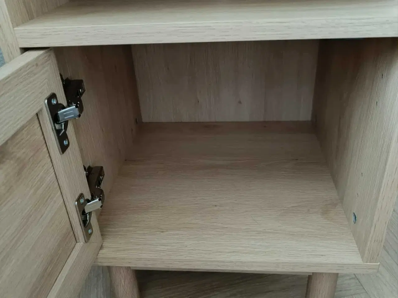 Billede 4 - Smukt sengebord! Som ny!