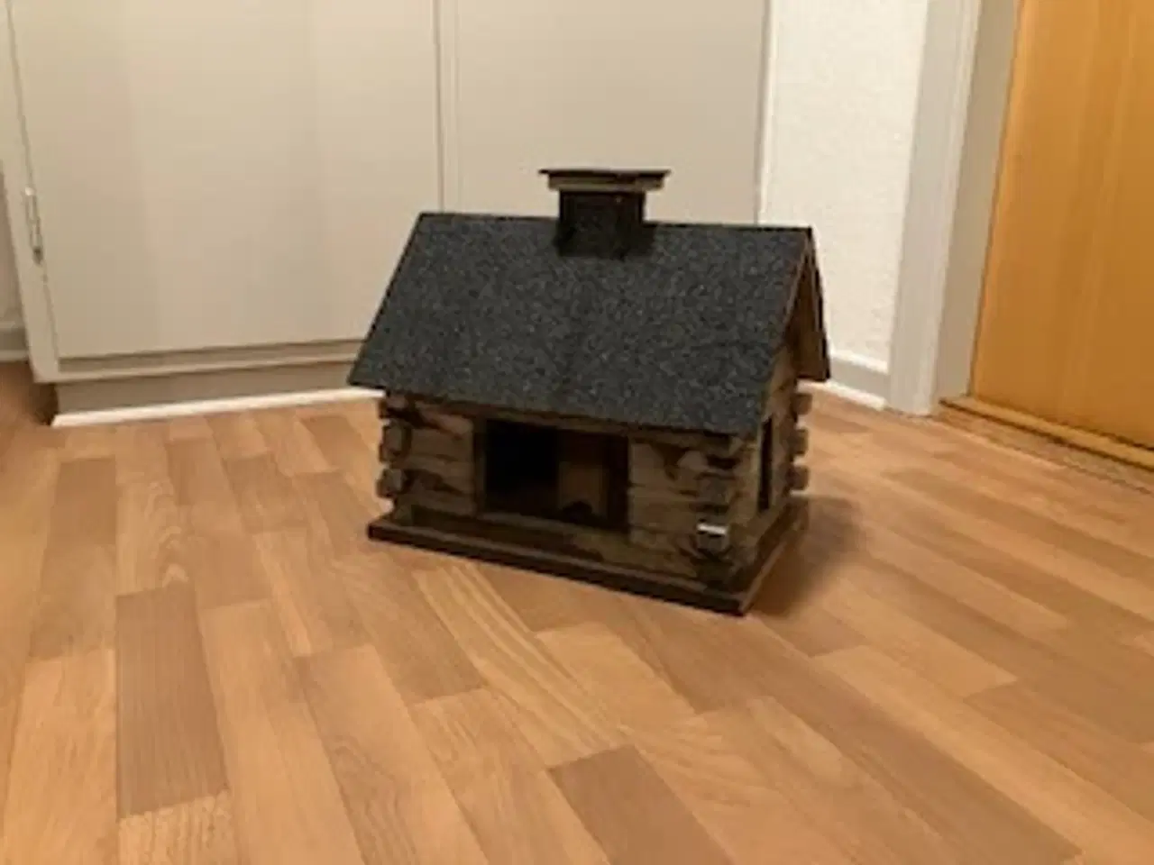 Billede 1 - Fuglefoderhus i træ