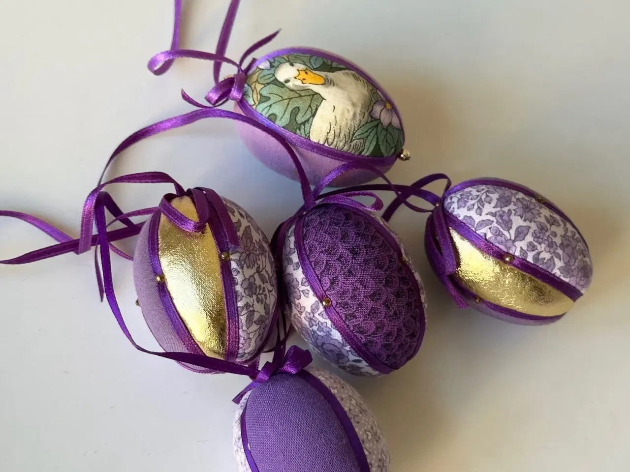 Billede 1 - Mini påskeæg, mørkelilla m guld, 5 stk samlet, NB