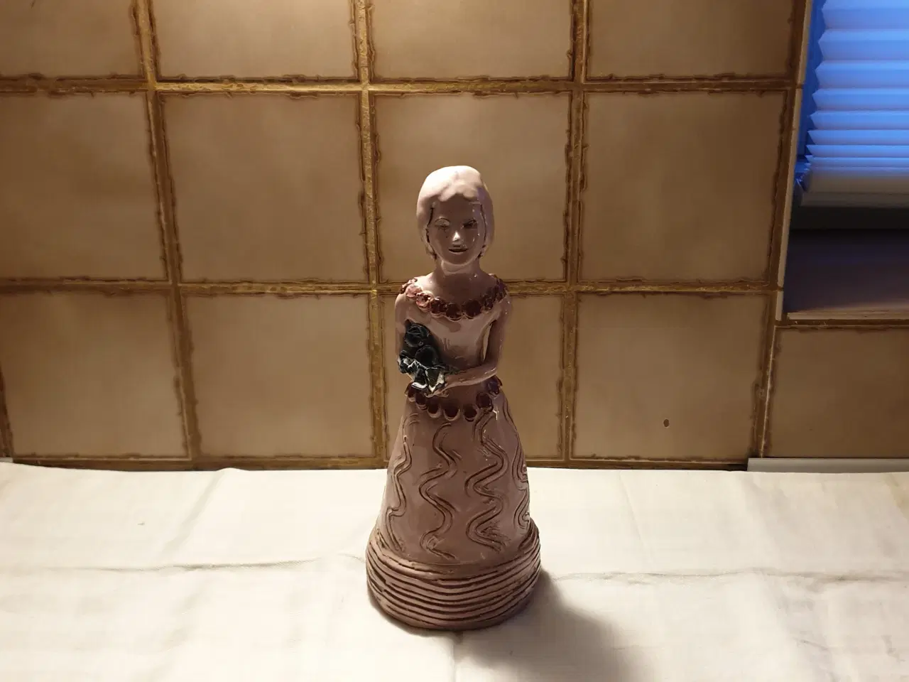 Billede 1 - Figur lyserød damefigur h29cm