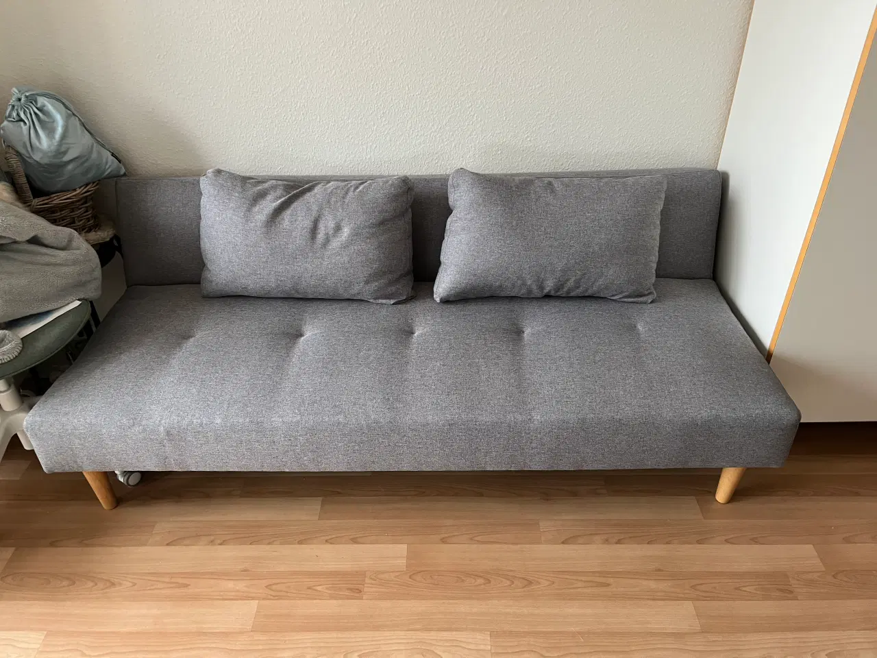 Billede 1 - Grå sofa/sovesofa med træben