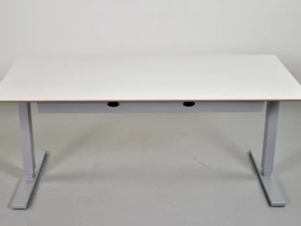 Billede 3 - Hæve-/sænkebord med hvid laminat fsc plade på alu stel
