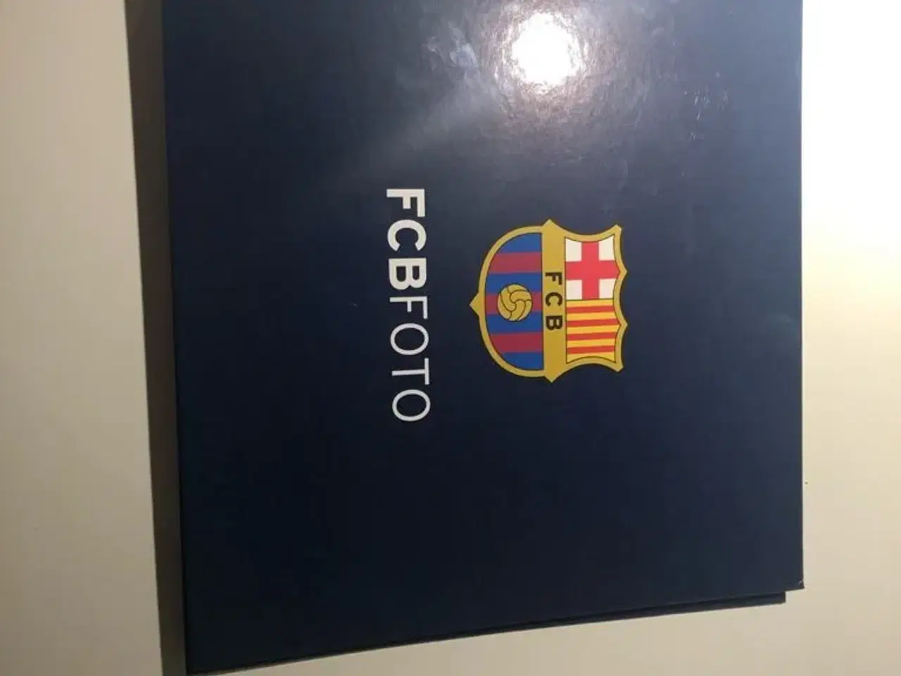 Billede 1 - FC Barcelona bog og stykke af målnet