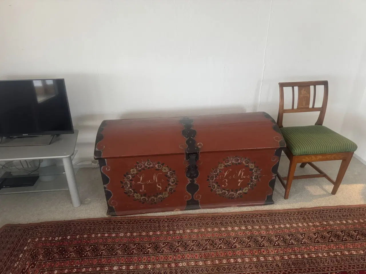 Billede 1 - Ukendt mærke dekorativ træstol med malet motiv