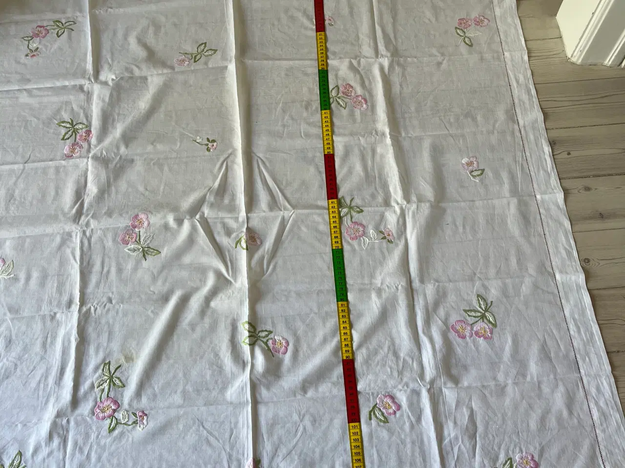 Billede 5 - Dug med broderi