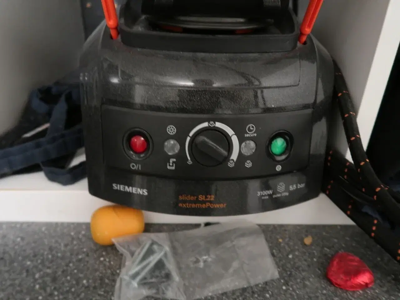 Billede 8 - Reol med indhold + tøm toilettet