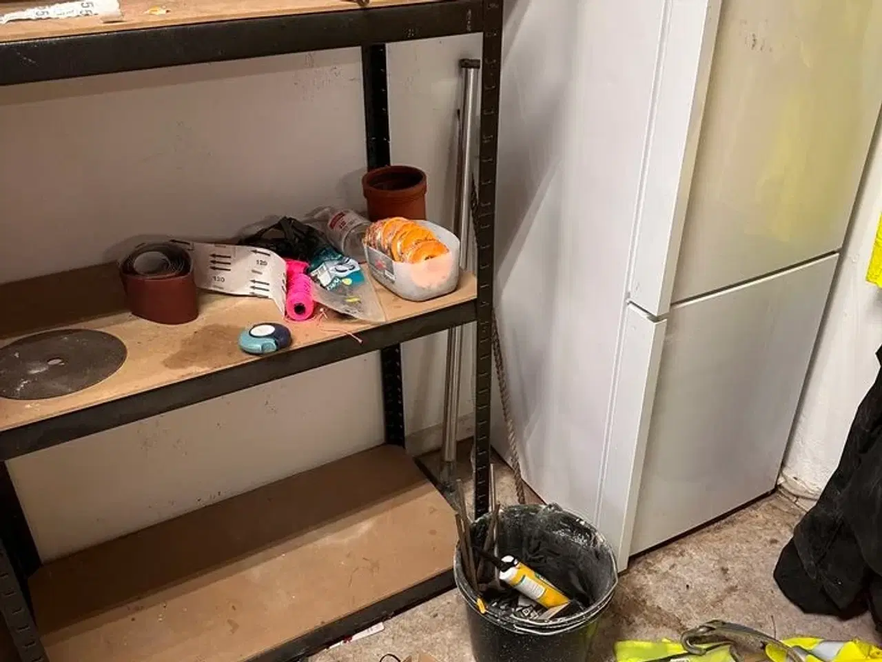 Billede 2 - Indhold på reoler af diverse håndværktøj, sikkerhedsdragter mv.