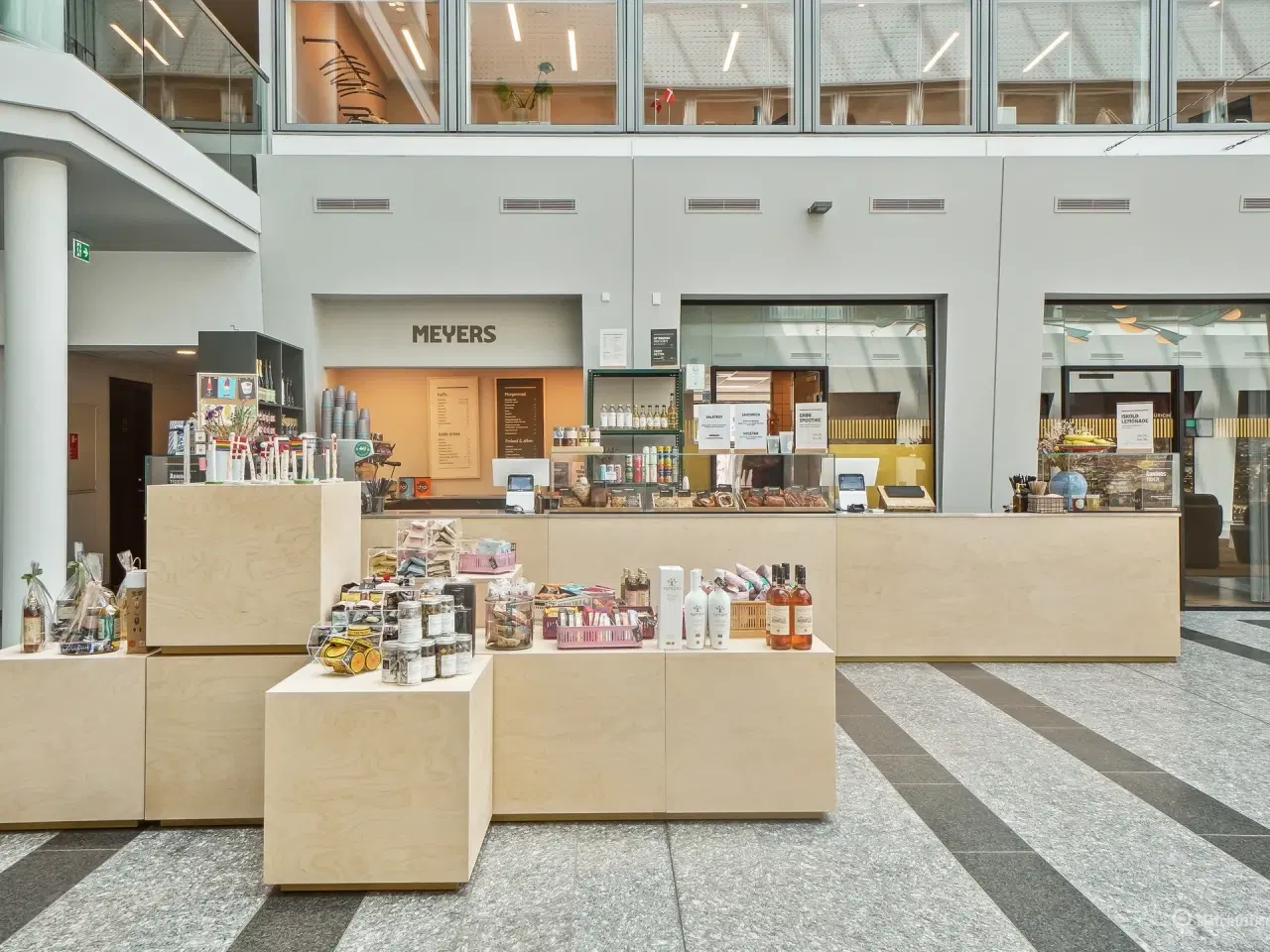 Billede 7 - Lyse og rummelige lokaler med udsigt til vandet