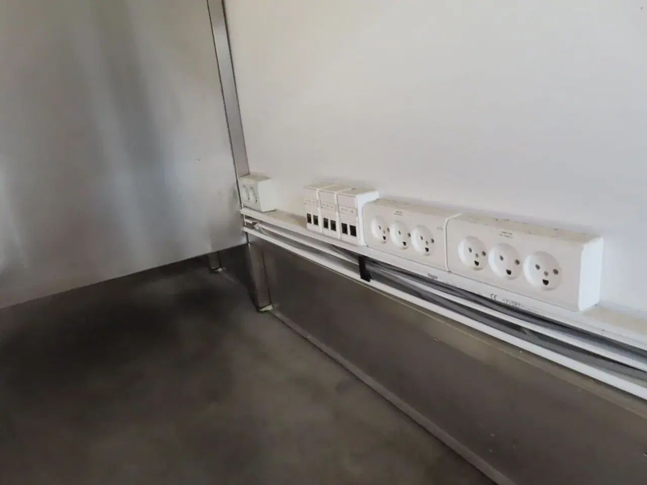 Billede 5 - Desk, stålbord med skuffeinsatser og stikkontakter.